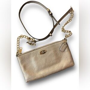 COACH🫶🏼 GOLD PEBBLE LEATHER CROSSBODY🪢